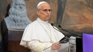 El papa León XIV durante el rezo del Ángelus en la plaza de San Pedro