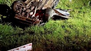 Móvil policial y bomberos trabajando en el lugar del vuelco en la Ruta Nacional 9, kilómetro 1302, Tucumán.